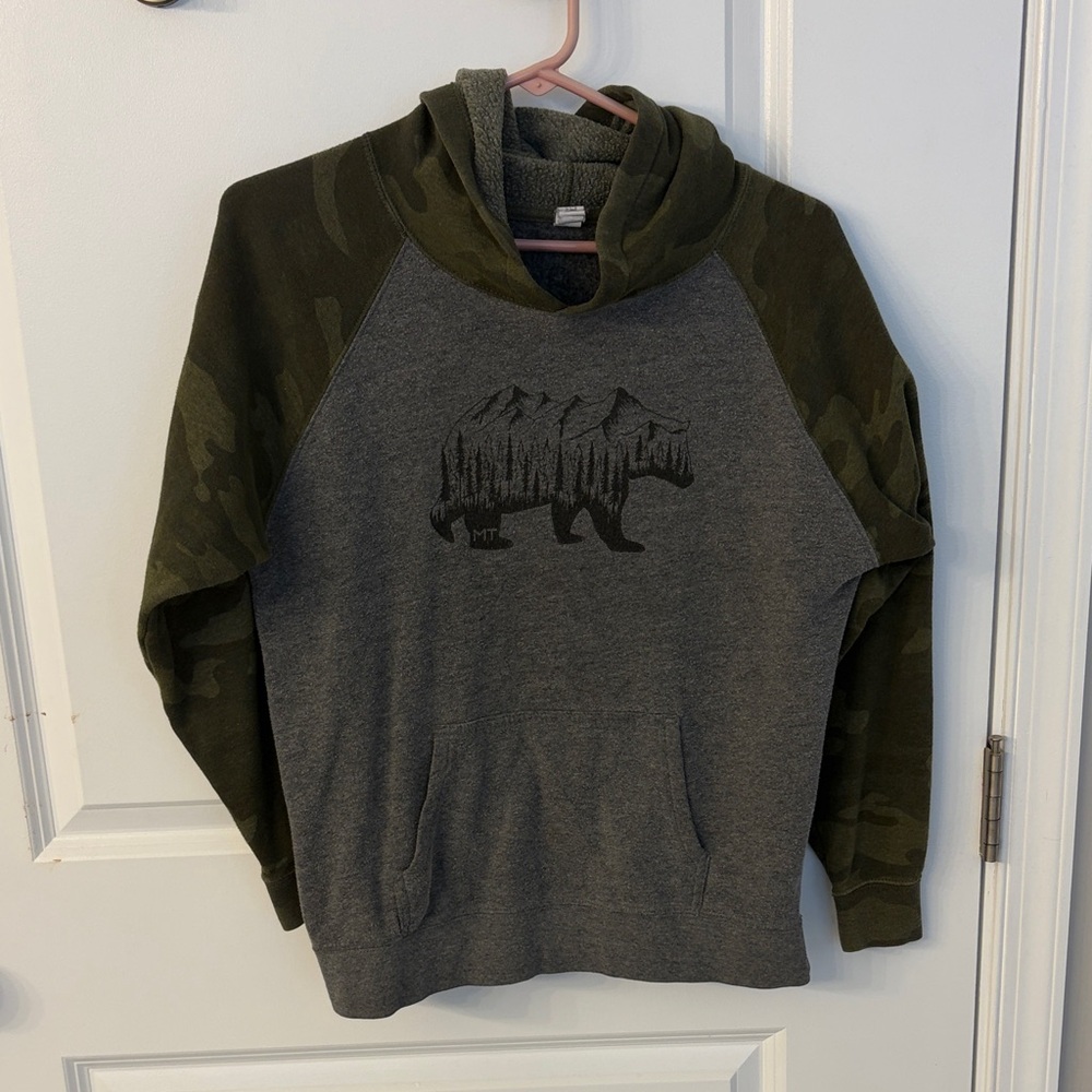 Gray & Olive Green Bear Graphic Hooded Sweatshirt